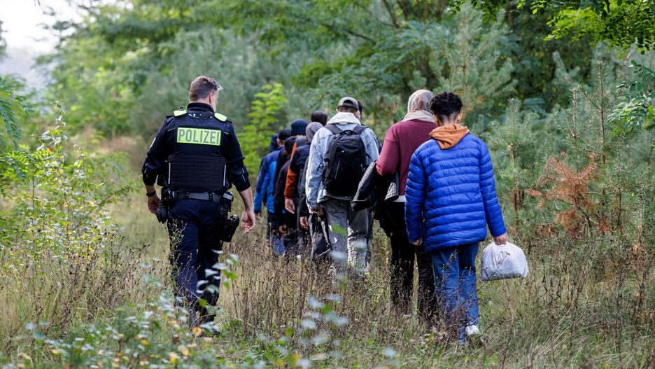 Niemiecki patrol kontroluje nielegalnych migrantów na granicy z Polską. Zdjęcie ilustracyjne