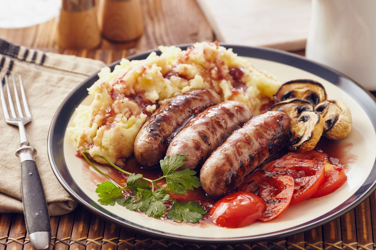 Biała kiełbasa gotowana w piwie