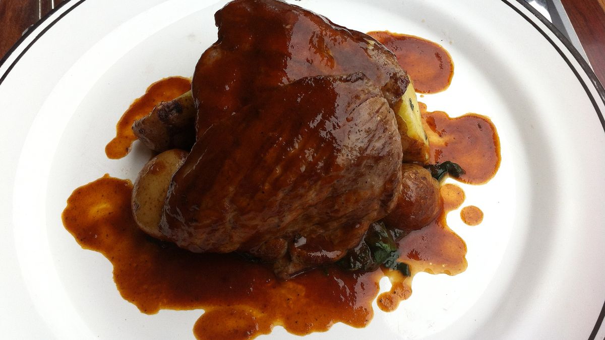 Gotowany stek ze strusia (z zewnętrznej strony)