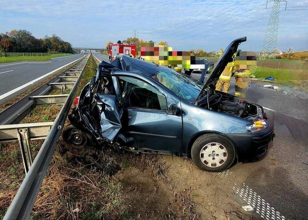 Kierowca ciężarówki na A4 miał się zagapić. Tyle zostało z fiata punto