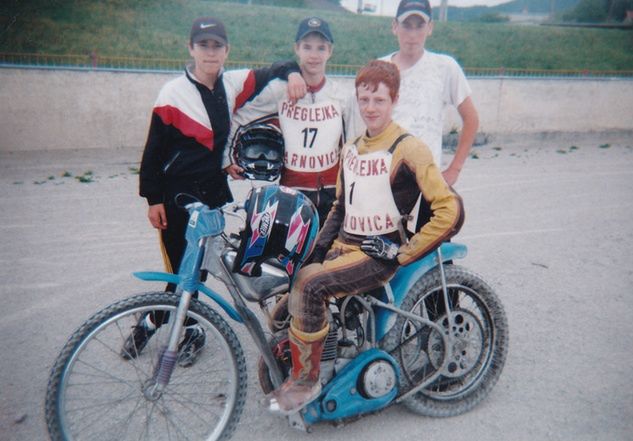 Kumple z podwórka. Chłopak po lewej to Miroslav Obrtlik, nie miał odwagi trenować, ale przez 10 lat pełnił funkcję kierownika startu. Z numerem 17 Ján Halabrin i jego mechanik Juraj Kováč. Na motocyklu Rudy Baniari, dziś mechanik Martina Vaculika. Tak naprawdę Rudy ma na imię Rudolf, ale nawet w programach zawsze figurował jako Rudy.