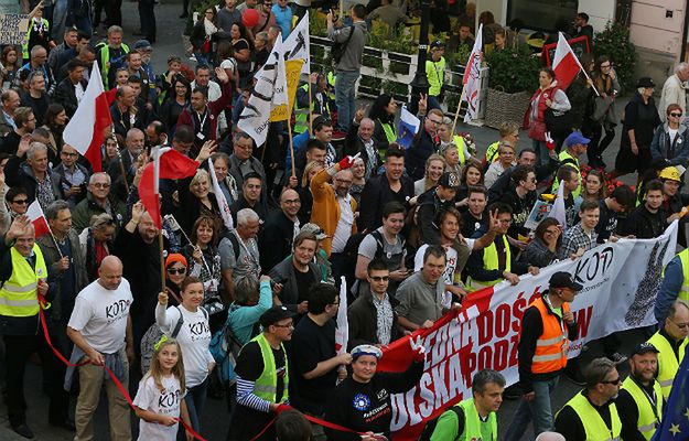 Połowa Polaków chce dalszych protestów przeciw PiS. Elektorat Kaczyńskiego ma dość konfliktów. Sondaż