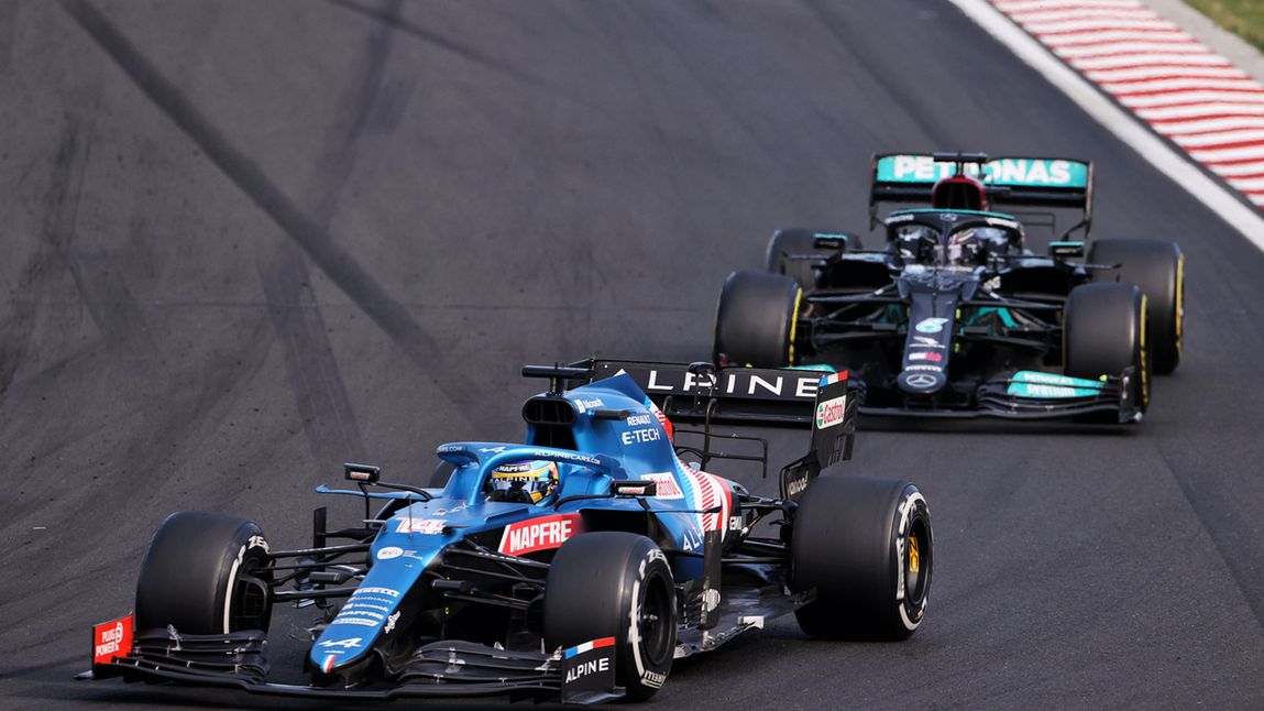 Zdjęcie okładkowe artykułu: Materiały prasowe / Alpine / Na zdjęciu: Fernando Alonso przed Lewisem Hamiltonem