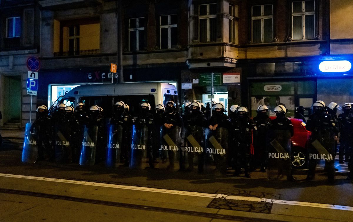 Policja podczas protestu w Katowicach 24.10.2020.(sko) PAP/Andrzej Grygiel