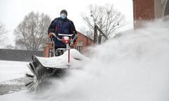 Warszawa. Władze Wawra ograniczają używanie soli przy odśnieżaniu