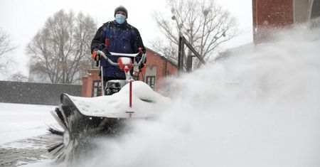Warszawa. Władze Wawra ograniczają używanie soli przy odśnieżaniu
