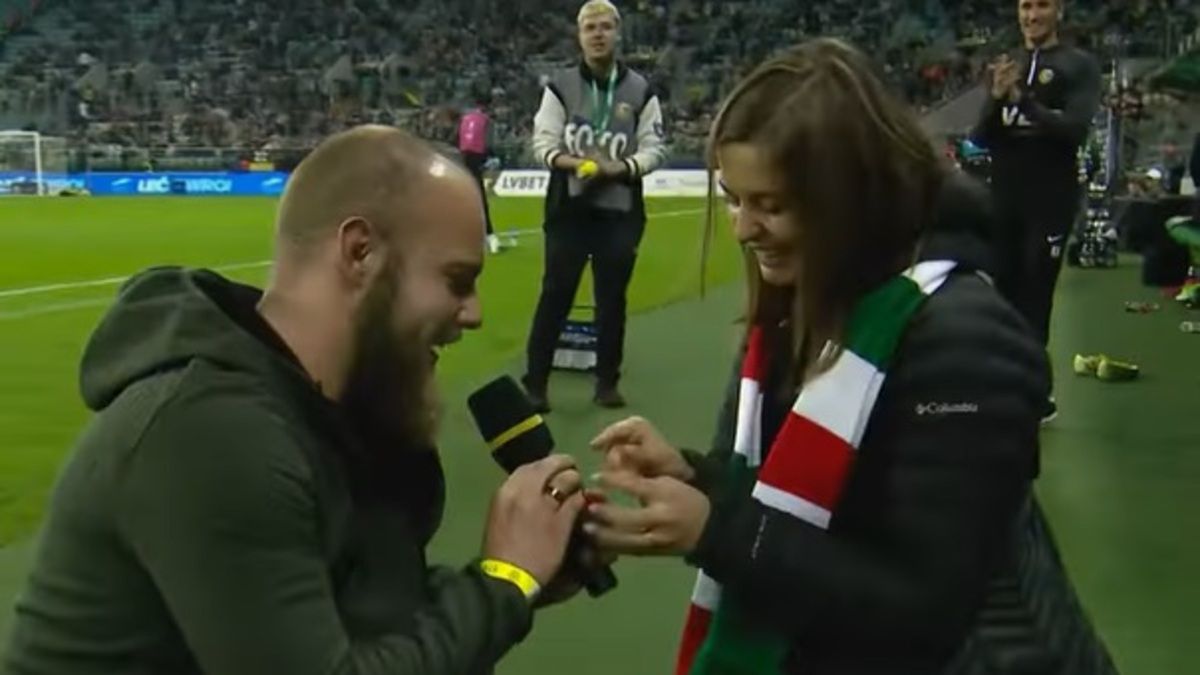 YouTube / PKO Ekstraklasa / oświadczyny na stadionie Śląska