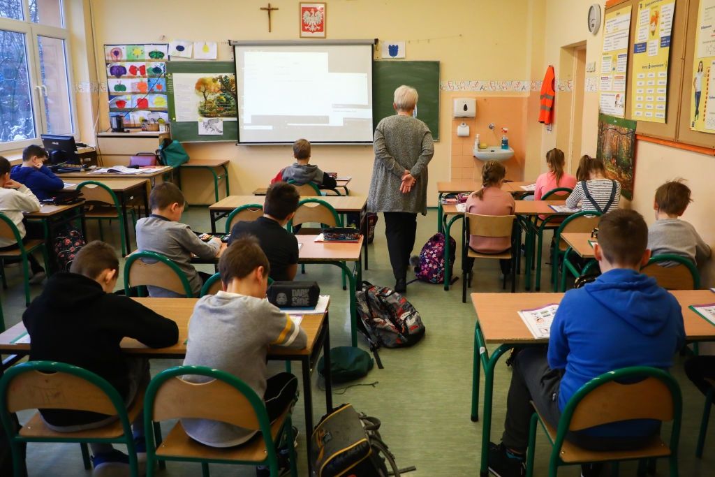 Szkoły znów szukają nauczycieli. Ratują się emerytami