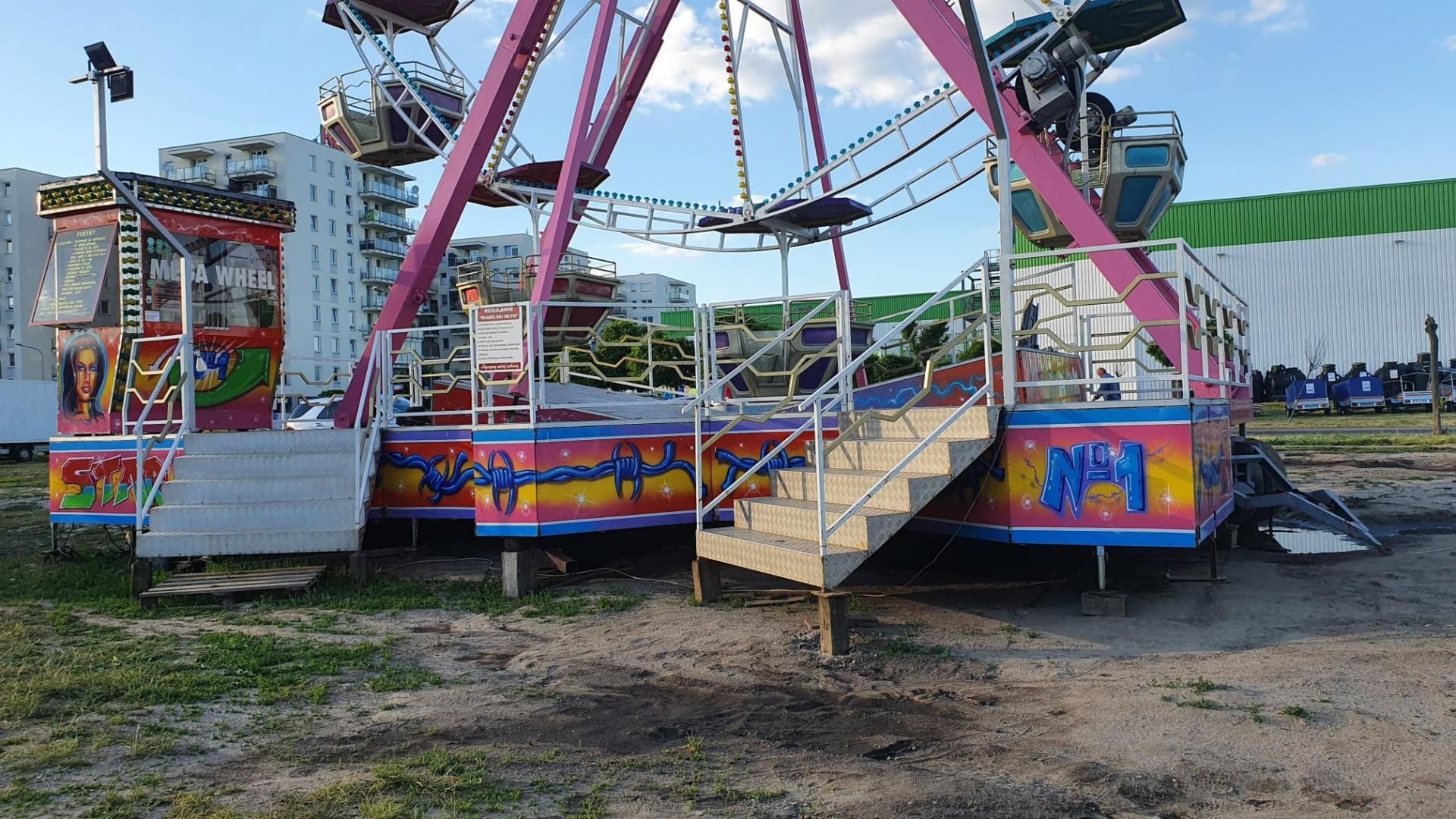 Sam podest i elementy, na których jest usadowiony, nie budzą zaufania