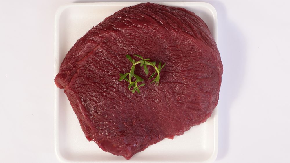 Surowy okrągły stek ze strusia