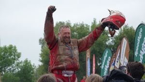 Sonik wygrał Dakar, Hołowczyc na podium. "Jechali dla Hernika i jemu dedykują swoje medale"