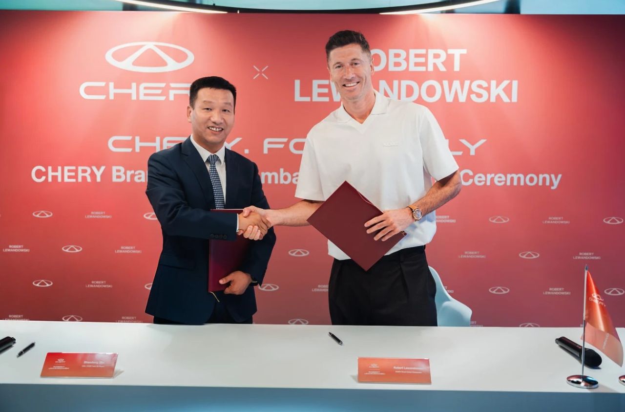 "Lewy" i Chińczycy się dogadali. Właśnie podpisał umowę sponsorską