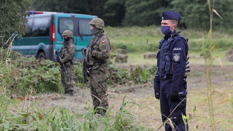 Policja i wojskoArtur Reszkoemigranci, granica, granica pa�stwa, koczuj� na granicy, BINARY<(8) bytes>, Usnarz G�rny, wojsko
