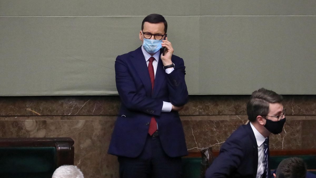 Na zdjęciu Mateusz Morawiecki w Sejmie w trakcie rozmowy przez telefon