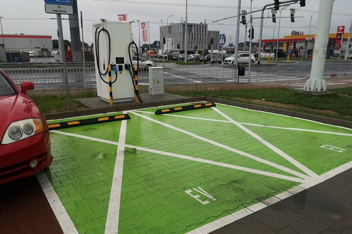 Ładowarka aut elektrycznych na parkingu Biedronki przy ul. Gęsiej w Lublinie