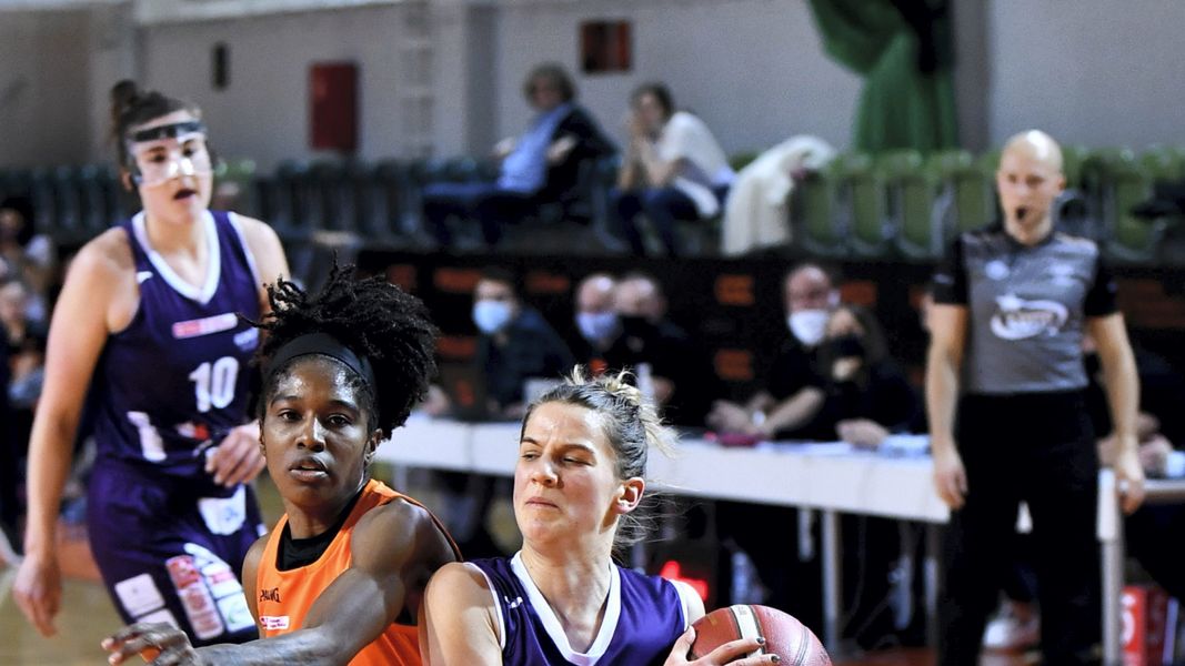 PAP / Maciej Kulczyński / Na zdjęciu: Aaryn Ellenberg-Wiley i Dominika Owczarzak