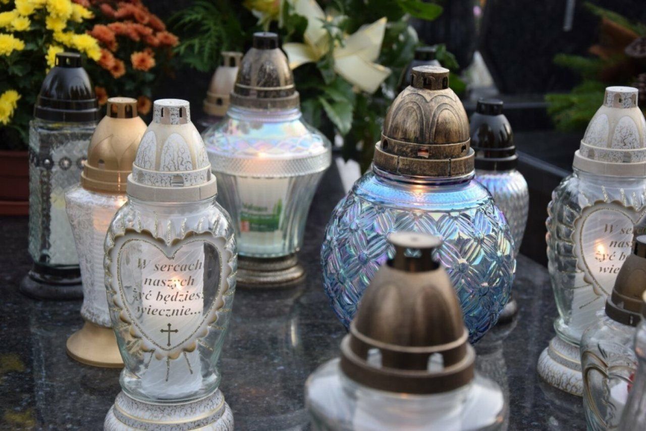 W czasie Wszystkich Świętych nie tak łatwo znaleźć miejsce parkingowe przy cmentarzach