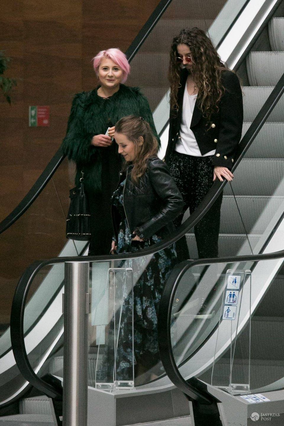 Michał Szpak z siostrą Marleną wychodzą ze studia Pytania na Śniadanie