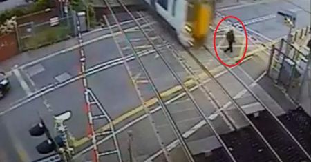 O krok od tragedii. Szokujące nagranie z przejazdu kolejowego w Londynie