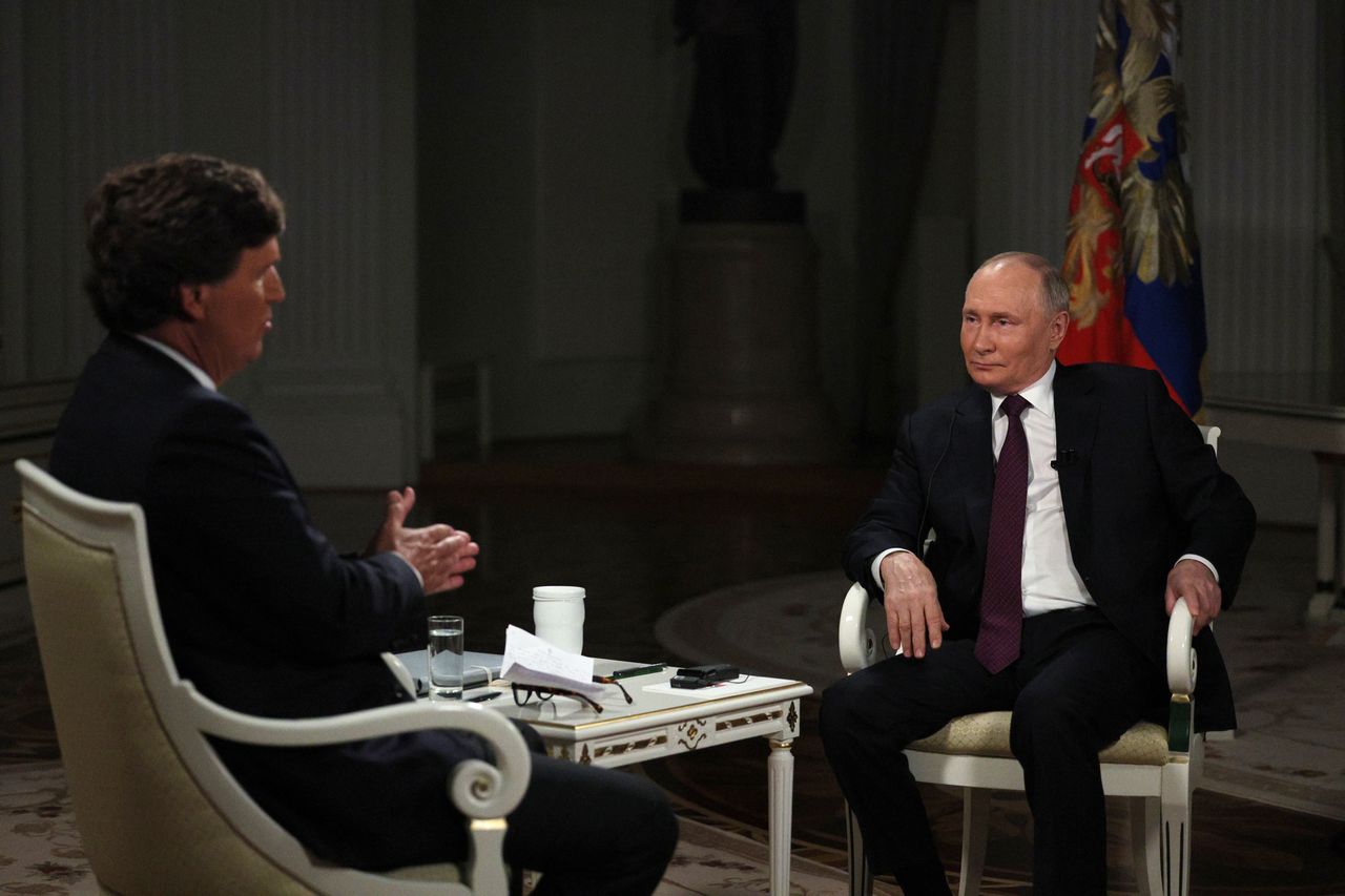Prezydent Rosji Władimir Putin i dziennikarz Tucker Carlson