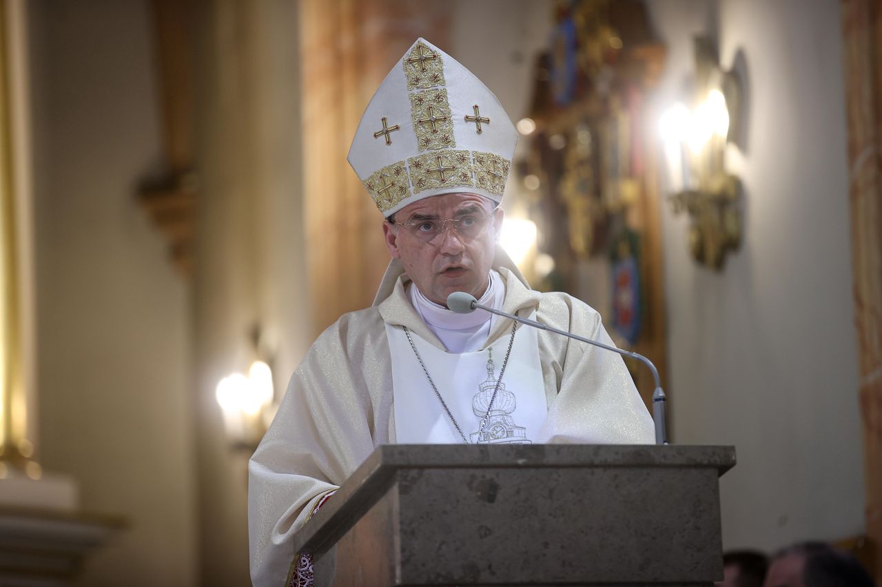 Kierowca biskupa ciężko ranny. Szybka akcja policji, złapano sprawcę