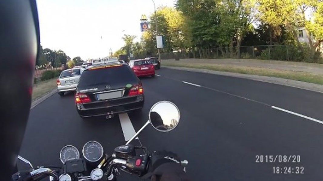 Motocyklista mknie pomiędzy autami. Zatrzymuje go niespodziewana blokada