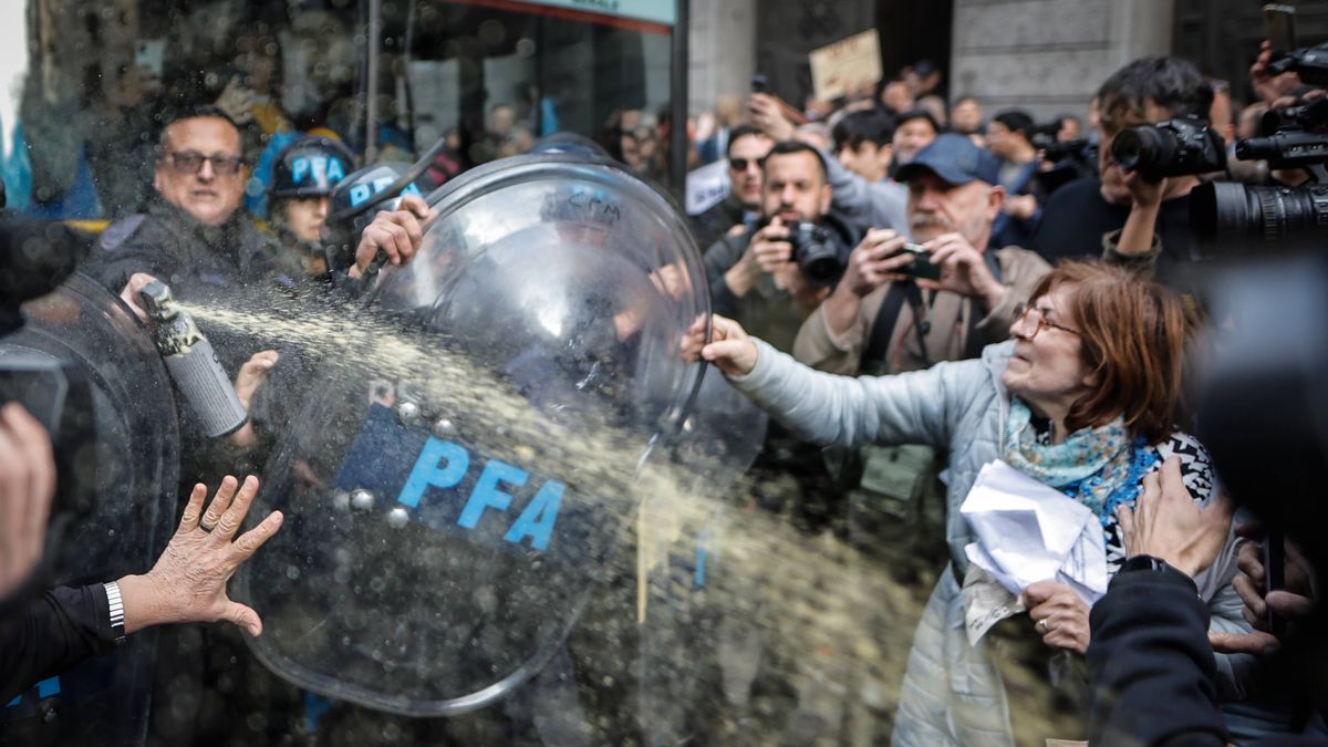 Argentinian pensioners protest after President Milei vetoed pensions increase
epaselect epa11570056  Members of the Argentine Federal Police (PFA) clash with a woman during a protest in Buenos Aires, Argentina, 28 August 2024. Retiree groups are marching from Congress to Plaza de Mayo in Buenos Aires to protest against the veto announced by President Javier Milei on an increase in pensions approved last week by the Senate.  EPA/JUAN IGNACIO RONCORONI 
Dostawca: PAP/EPA.
JUAN IGNACIO RONCORONI
epaselect