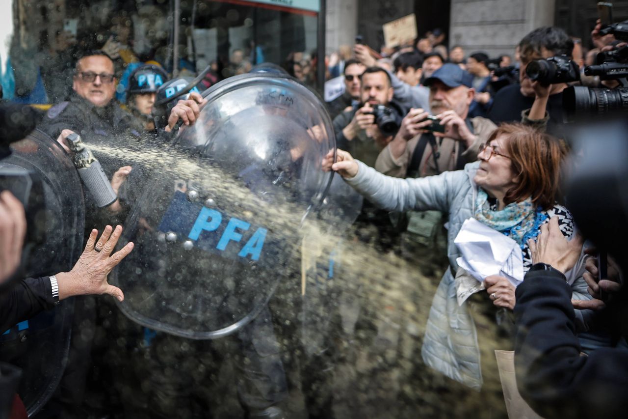 Protests of retirees in Buenos Aires. Will the president veto the law?