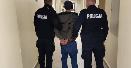 Przerażająca zbrodnia na Woli. Kopał, uderzał karniszem i butelką