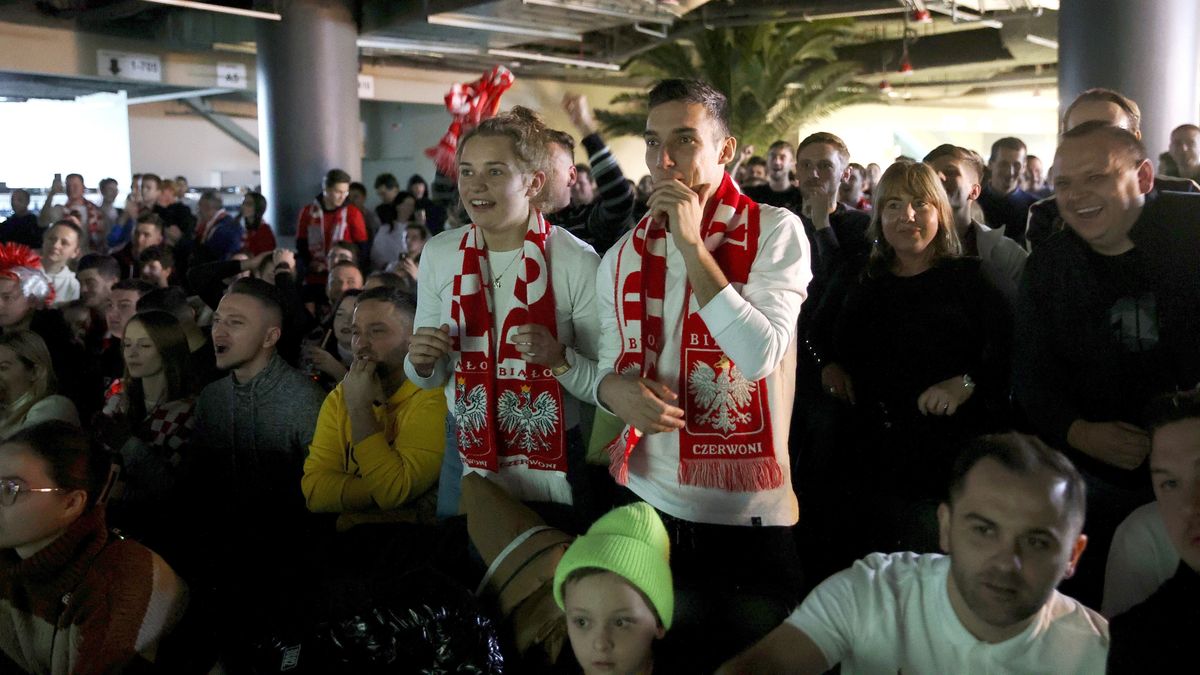Kraków, 26.11.2022. Piłkarskie mistrzostwa Świata w Katarze - FIFA World Cup 2022. Kibice reprezentacji Polski wspólnie oglądają mecz piłkarskich mistrzostw Świata w grupie C Polska - Arabia Saudyjska w strefie kibica zorganizowanej w TAURON Arenie w Krakowie, 26 bm. (mk) PAP/Łukasz Gągulski