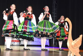 W Nakle śpiewano i tańczono „O krajeńską  gąskę”. Na scenie ponad 250 dzieci. Wyzwanie podjęły nawet przedszkolaki
