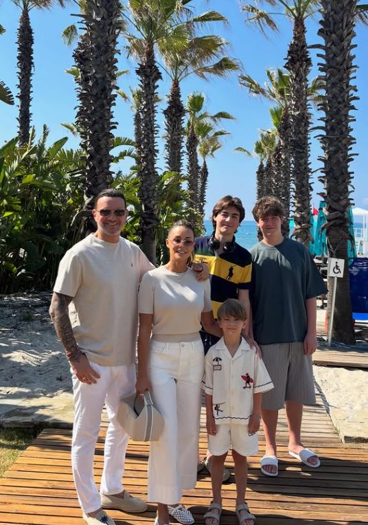 Małgorzata Rozenek i Radosław Majdan z dziećmi