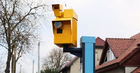 Ustawa "fotoradarowa" po zmianach: opłata za bierność i CRN