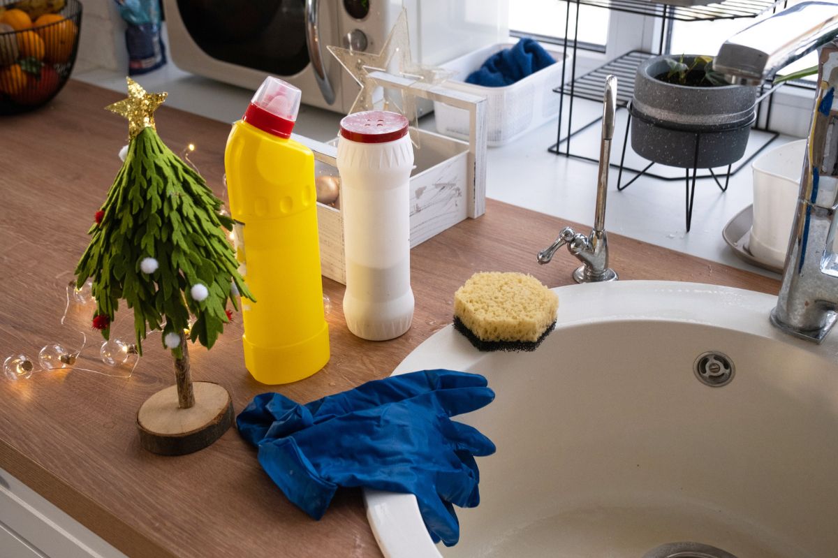 Artificial Christmas tree and detergents