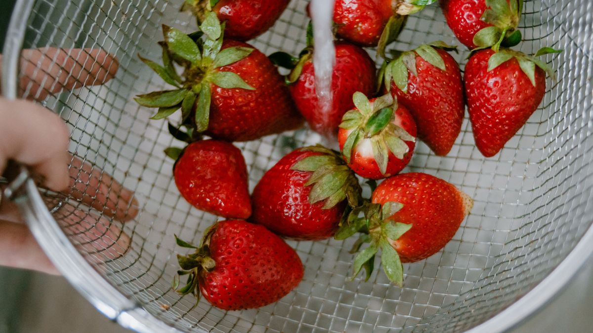 Płukanie truskawek w wodzie nie wystarczy, żeby były czyste