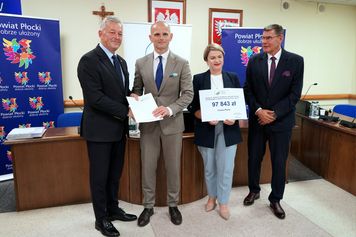 Ponad 1,2 mln zł dla regionu. Powiat Płocki otrzyma wsparcie na walkę z niebezpieczną rośliną