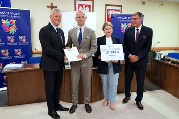 Ponad 1,2 mln zł dla regionu. Powiat Płocki otrzyma wsparcie na walkę z niebezpieczną rośliną