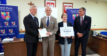 Ponad 1,2 mln zł dla regionu. Powiat Płocki otrzyma wsparcie na walkę z niebezpieczną rośliną