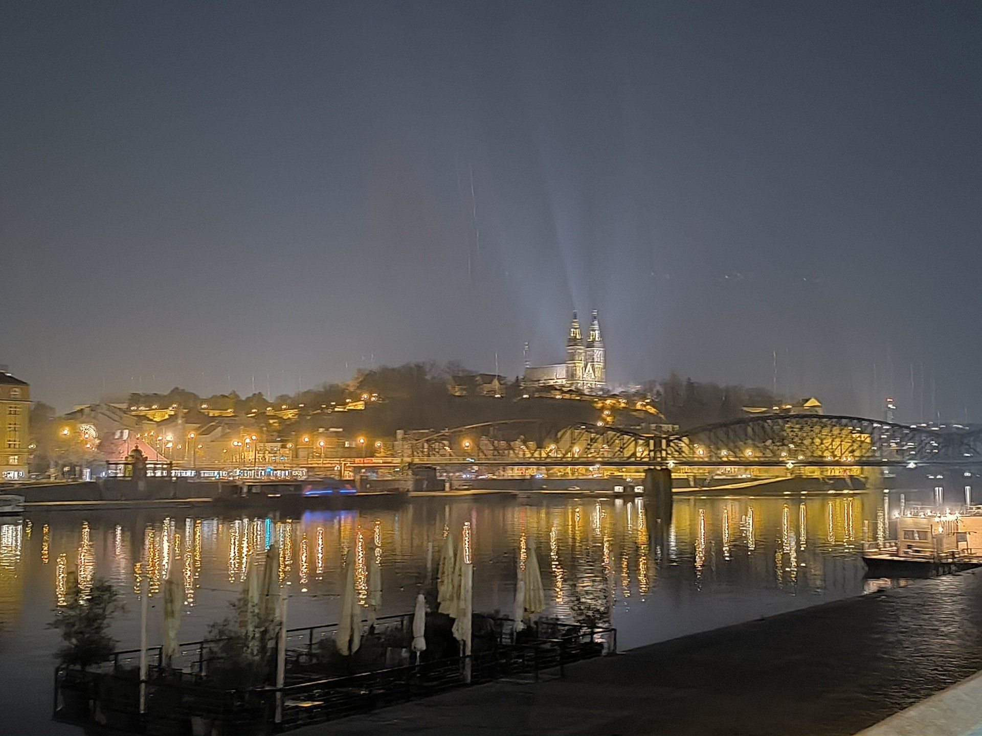 Dan Brown udowadnia, że Praga jest idealnym miastem dla pisarza, który lubi bawić się historią i symboliką.