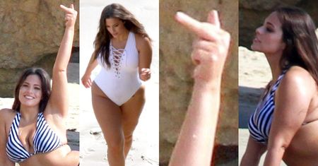 Dorodna Ashley Graham tarza się po plaży i pokazuje środkowy palec (ZDJĘCIA)