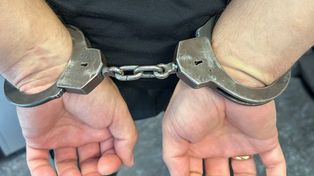 Agresywny klient w sklepie z elektroniką. Wyrwał telefon z ekspozycji i roztrzaskał laptopa