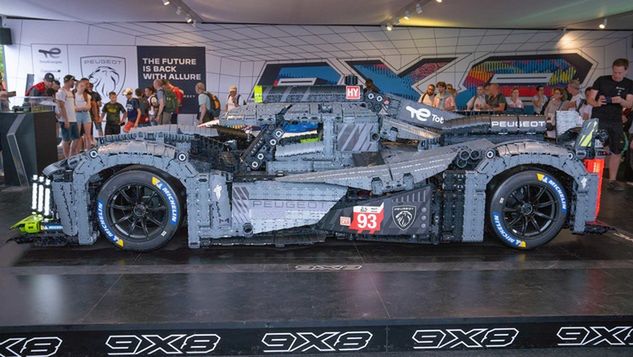 Peugeot 9x8 z klocków LEGO w skali 1:1 robi wrażenie