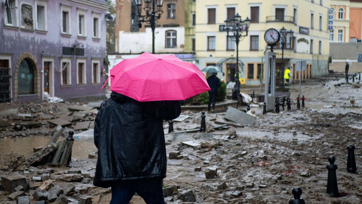 Miasta po przej?ciu fali powodziowejFot. NewsLubuski/East News, Klodzko, 16.09.2024. Sytuacja powodziowa i intensywne opady deszczu w miescie Klodzko. Stan rzeki Nysa Klodzka zamienil sie w rwacy potok, przekroczyl stan alarmowy i przebil rekord z 1997 roku. Stare miasto po zalaniach zostalo doszczetnie zniszczone. Wybite szyby, wyrzucone drzwi, rozrzucona kostka brukowa i drzewa, ktore plynely z woda.NewsLubuski
