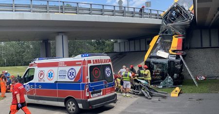 Warszawa. Wypadek autobusu. Ratownik opowiada, co działo się na miejscu. "Mieli szczęście"