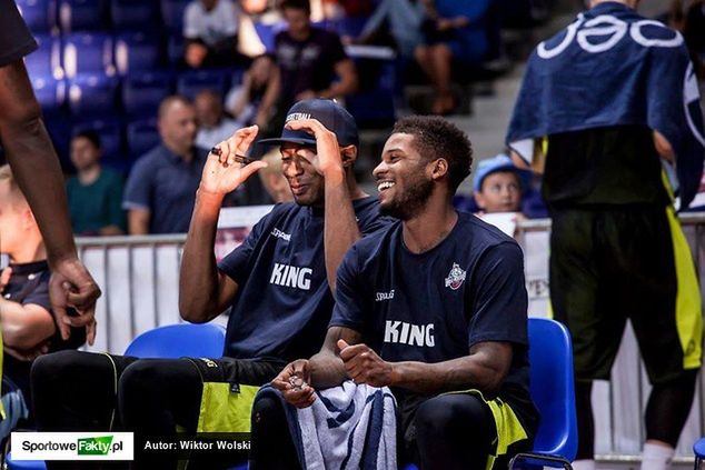 C.J Aiken (w czapce) oraz Korie Lucious pozytywnie przeszli okres próbny i są pełnoprawnymi zawodnikami King Wilków Morskich Szczecin