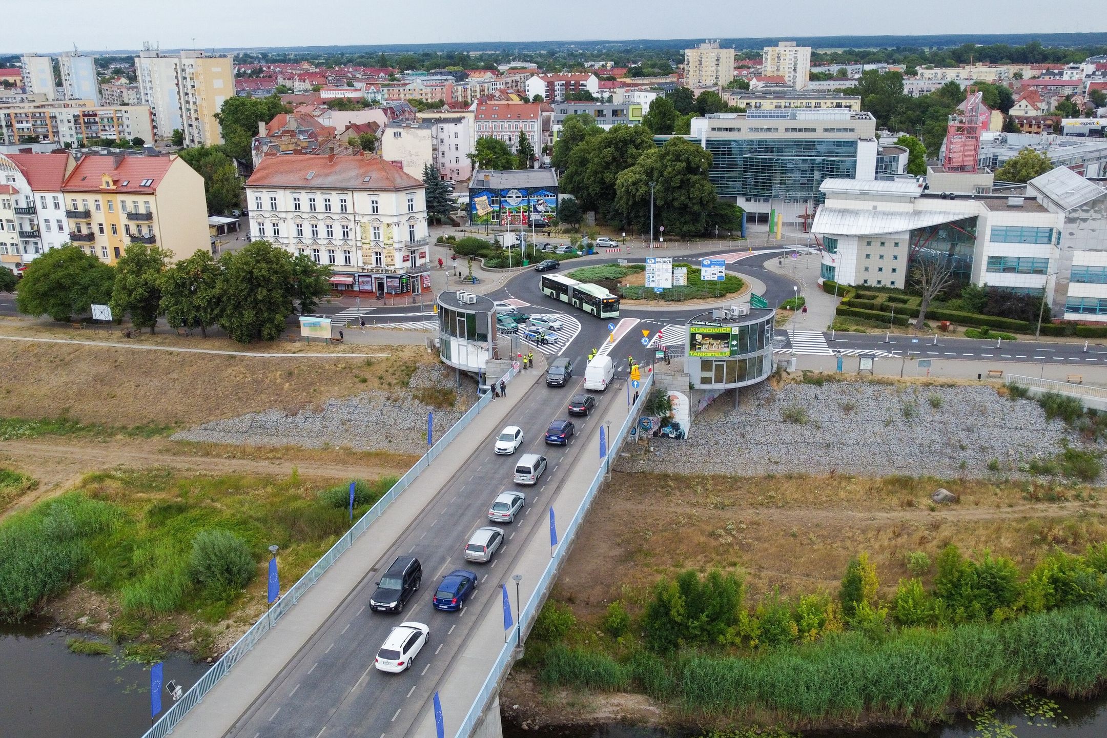 Most na granicy polsko-niemieckiej
S�ubice, 07.07.2025. Most na granicy polsko-niemieckiej w S�ubicach, 7 bm. Od dnia dzisiejszego przywr�cone zosta�y czasowe kontrole graniczne. (ad) PAP/Lech Muszy�ski
Lech Muszy�ski
granica, granica polsko-niemiecka, kotrole