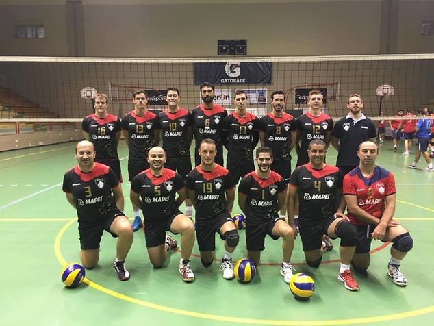 Wojciech Stellmach (nr 17) ze swoim zespołem (źr. archiwum własne siatkarza)