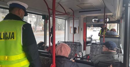 Mundurowi przypominają o obowiązku stosowania się do obostrzeń