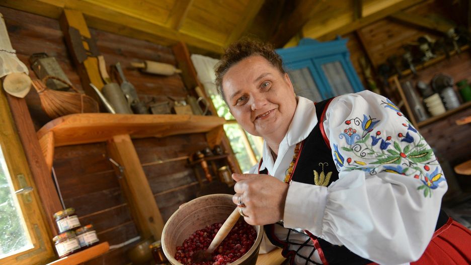 - Kuchnia kaszubska jest prosta, smaczna, tania i ściśle związana z życiem codziennym mieszkańców. Co ważne, jest naturalna, bo nie używamy w niej konserwantów - podkreśla Halina Rogińska