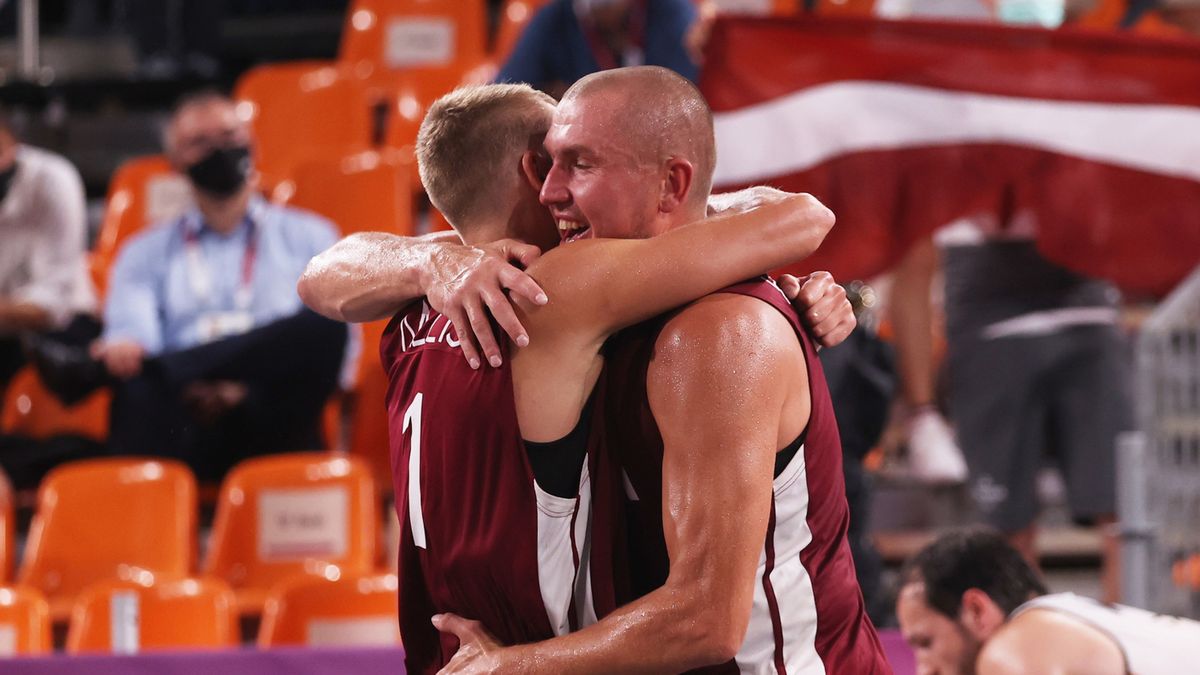 PAP/EPA / FAZRY ISMAIL  / Na zdjęciu: Łotysze cieszą się ze zwycięstwa